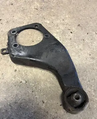 Mitsubishi Pajero Front differential bracket 