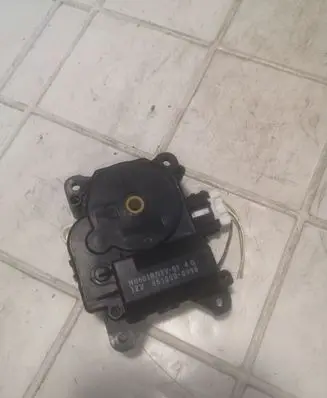 Mazda 3 I Air flap motor/actuator 8610000990 HB601BN8V01