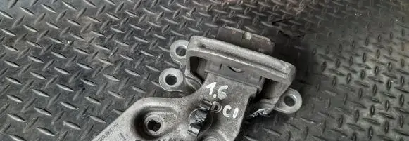 Engine mount vacuum valve