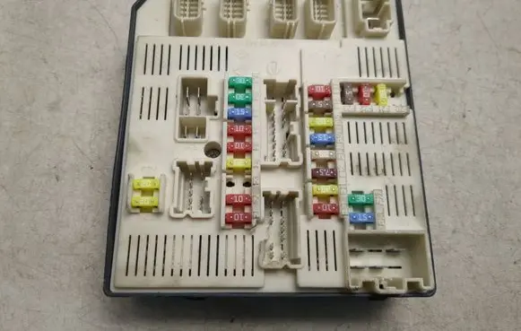 Renault Scenic III - Grand scenic III Fuse module 284B68372R 9636182393 519339501