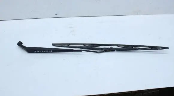 Windshield/front glass wiper blade