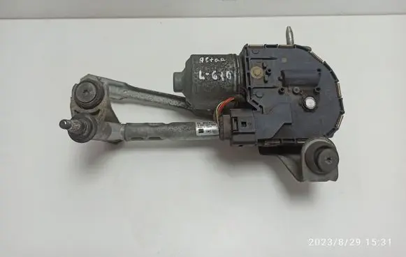 Seat Altea XL Front wiper linkage and motor 5P0955024E 5P0955120C