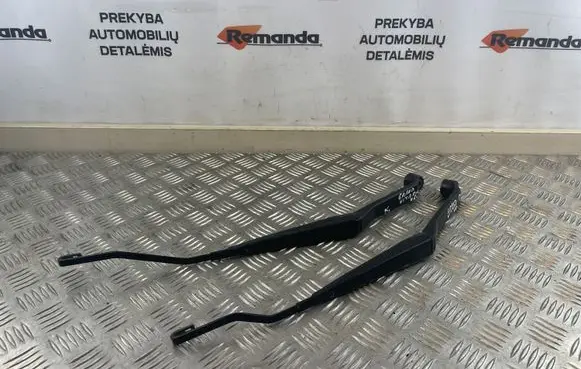 Suzuki Grand Vitara II Front wiper blade arm