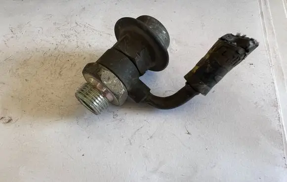 Mazda 323 Fuel pressure regulator 7952500290