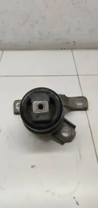 Volvo XC60 Engine mount bracket 30793318