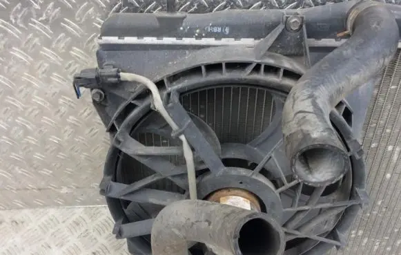 Hyundai Lantra II Radiator cooling fan shroud