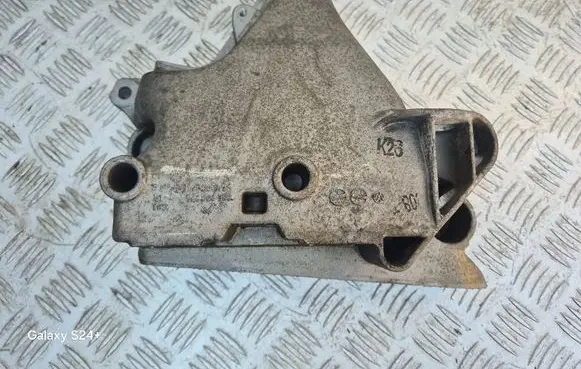 Engine mounting bracket