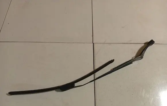 Hyundai i30 Front wiper blade arm 42001120