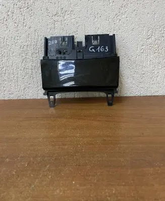 Mercedes-Benz E A207 Dashboard storage box/compartment A2046800179 A2046801350