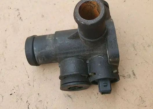 Volkswagen Golf II Engine coolant pipe/hose 037121132B