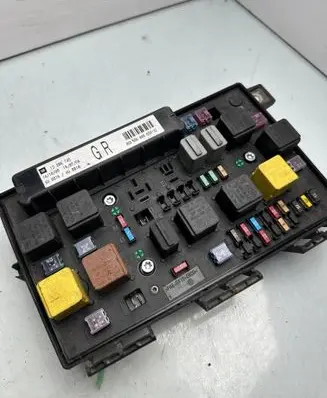 Opel Astra H Fuse module 13206745gr