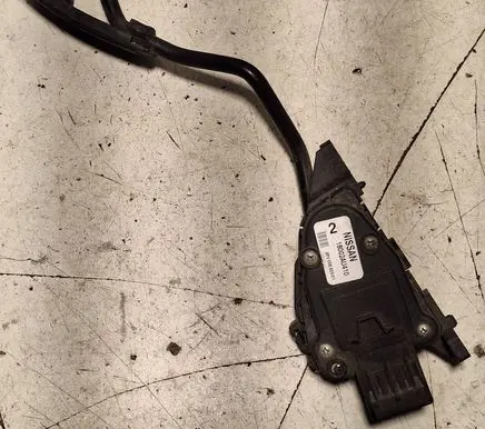 Accelerator throttle pedal