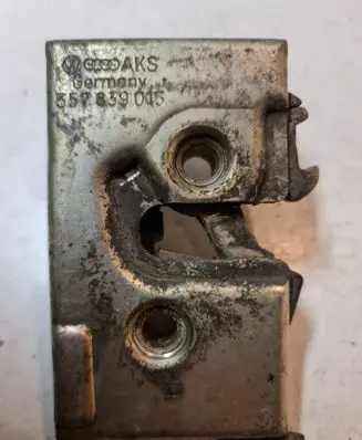 Volkswagen PASSAT B4 Rear door lock 357839015