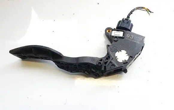 Accelerator throttle pedal