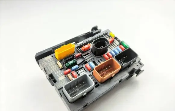 Peugeot 308 SW Fuse module 9666700480