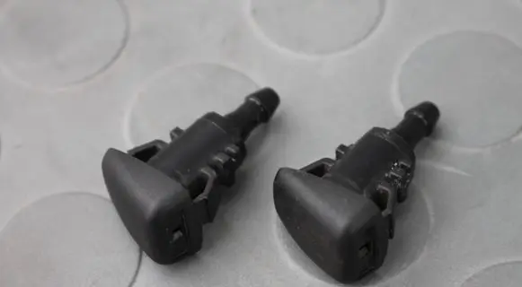 Windshield washer spray nozzle