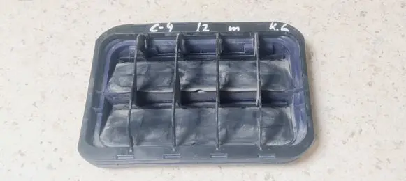 Quarter panel pressure vent