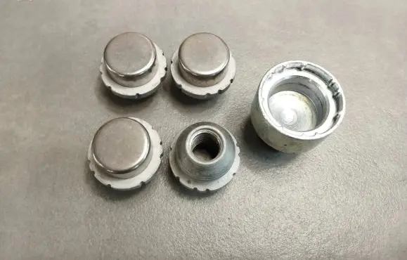 Volkswagen Amarok II Anti-theft wheel nuts and lock 