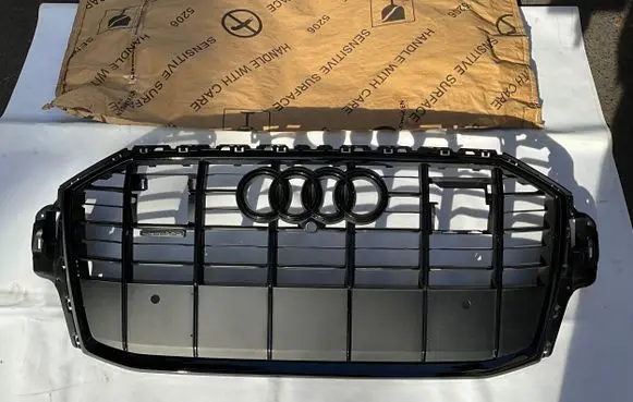 Audi Q7 4M Front bumper upper radiator grill