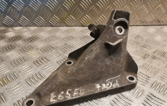 BMW 7 E65 E66 Engine mounting bracket 6770005
