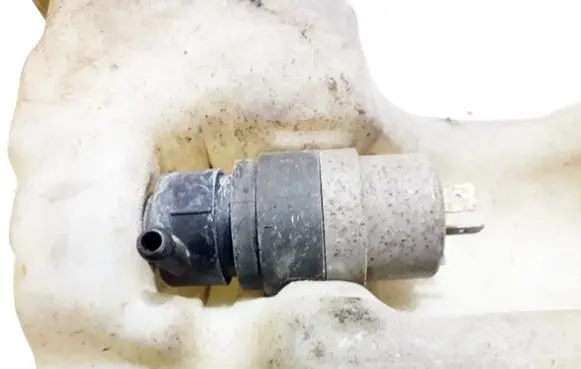 Volkswagen Golf IV Windscreen/windshield washer pump