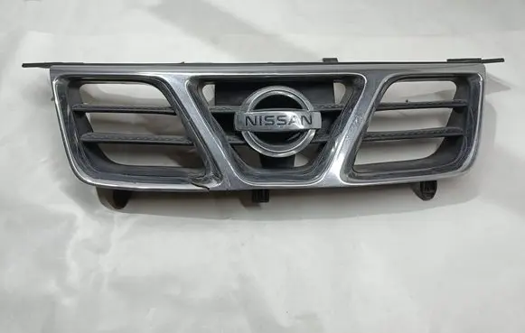 Nissan X-Trail T30 Front bumper upper radiator grill 623108H700