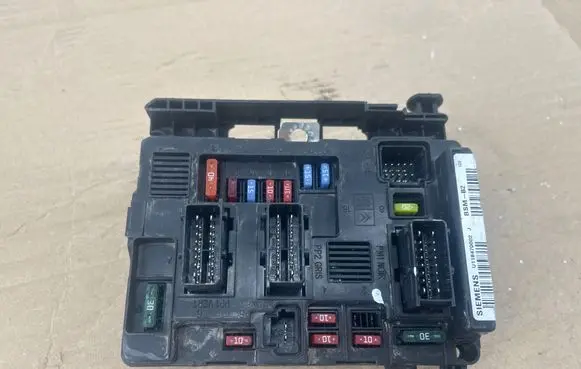 BMW 3 E90 E91 Fuse module 9650618580 U118470002J