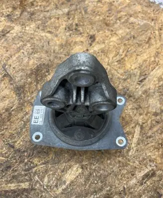 Opel Insignia A Engine mount bracket 13322173