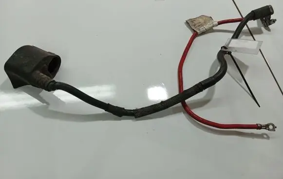 Volkswagen Golf V Positive cable (battery) 