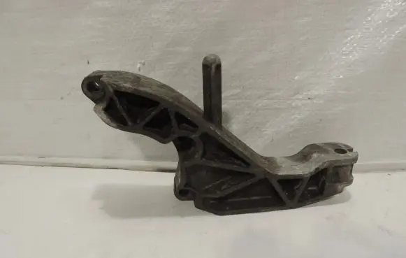 Engine mounting bracket