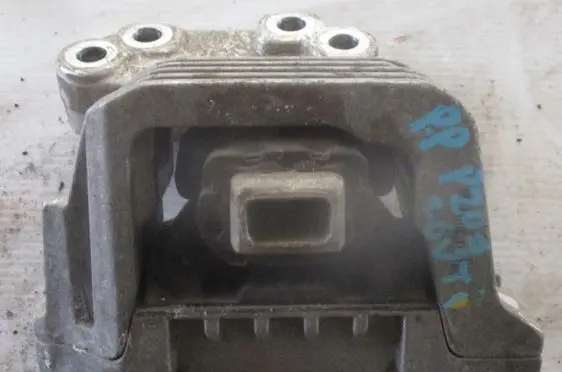 Peugeot 207 Engine mounting bracket
