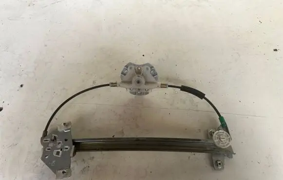 Rear door manual window regulator