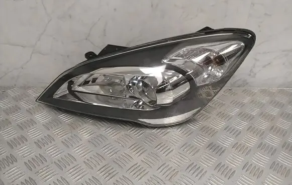 KIA Ceed Headlight/headlamp 921011H