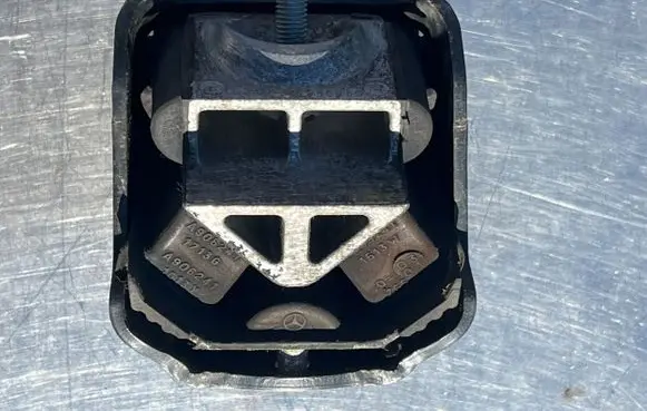 Mercedes-Benz Sprinter W906 Engine mount bracket A9062411613Y A9062411713G A9062411513W