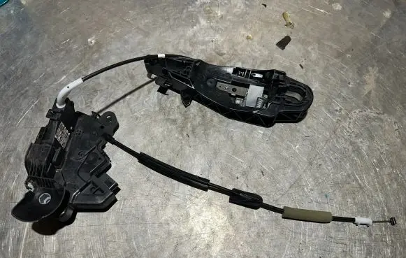 Citroen C4 III e-C4 Front door lock 9832796880