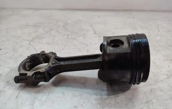 Nissan Navara D22 Piston with connecting rod
