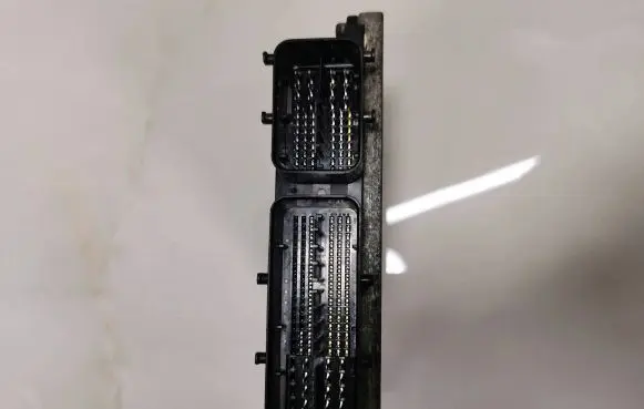 Toyota Avensis T270 Engine control unit/module 8966105F20 MB2759004732