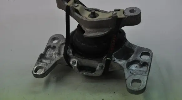 Volvo V40 Engine mount bracket