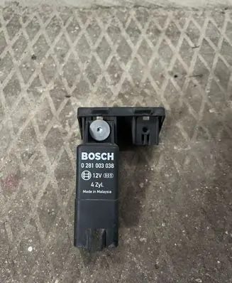 Skoda Octavia Mk2 (1Z) Glow plug pre-heat relay 0281003038 038907281D