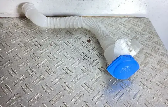 Volkswagen Tiguan Window washer liquid tank fill tube 