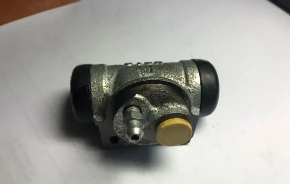 Renault Clio I Rear brake cylinder 4577