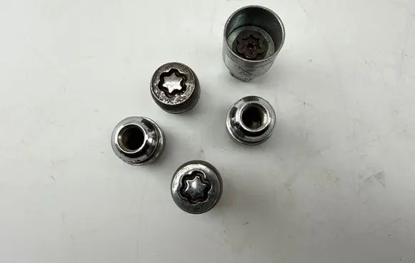Honda CR-V Anti-theft wheel nuts and lock