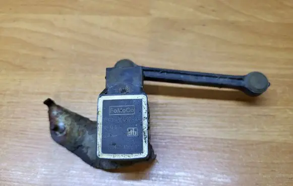 Headlight/headlamp level sensor