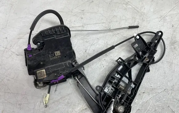 Opel Insignia B Front door lock 13597534