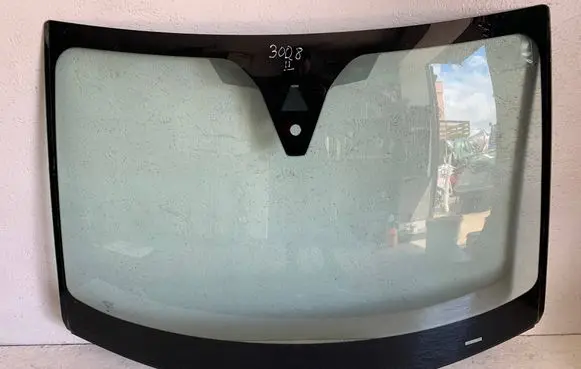 Peugeot 3008 II Front windscreen/windshield window