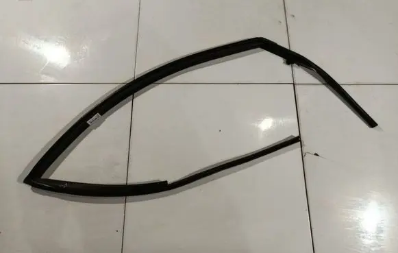 Saturn Vue Rubber seal front coupe door 