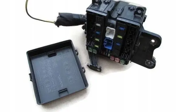 Citroen C4 Grand Picasso Relay mounting block 