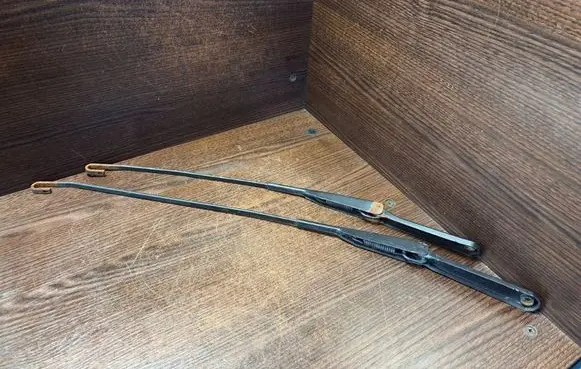 Opel Vivaro Front wiper blade arm 91165490 9116549
