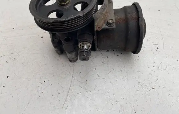 Toyota Avensis Verso Power steering pump U96