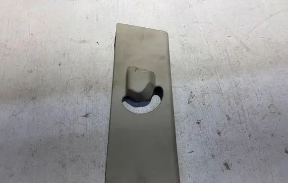 Land Rover Discovery 4 - LR4 Seat belt trim 156051642E R7W05